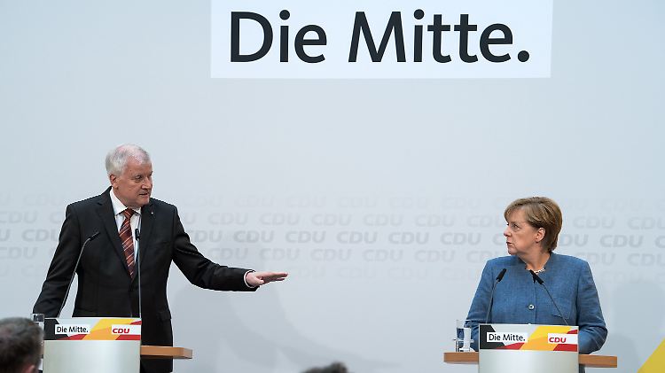 CSU-Chef Horst Seehofer und Kanzlerin Angela Merkel demonstrieren Einigkeit. 