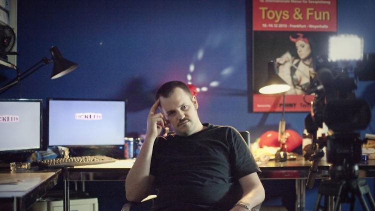 Wer kein Porno-Produzent wie Olli Hauer (Frederic Linkemann) im "Tatort" ist, muss manchen Begriff nochmal nachschlagen ...