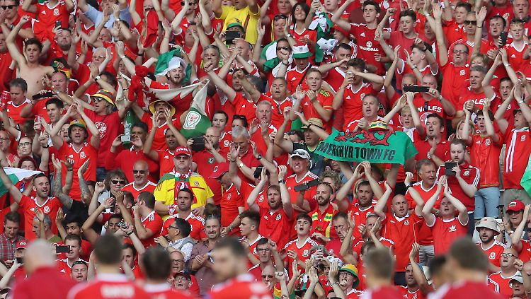 Bekannt aus Funk, Fernsehen - und von der EM in Frankreich: die walisischen Fans.