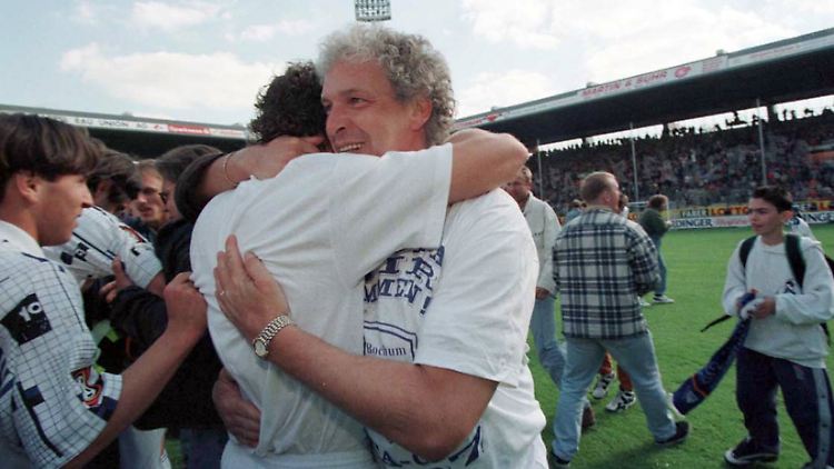 Those were the days: Klaus Toppmöller feiert. Mit dem VfL Bochum hat er an diesem 24. Mai 1997 just den FC St. Pauli mit 6:0 besiegt - Uefa-Pokal!