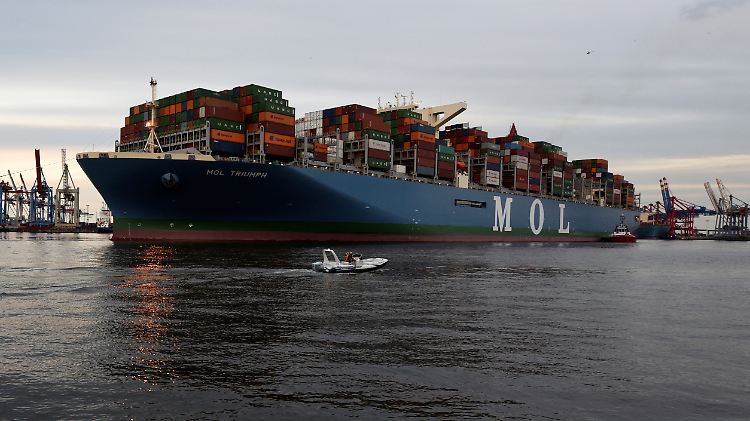 Blick in den Hamburger Hafen: Die Masse der Ausfuhren ins ferne Ausland geht auf dem Seeweg zum Empfänger.