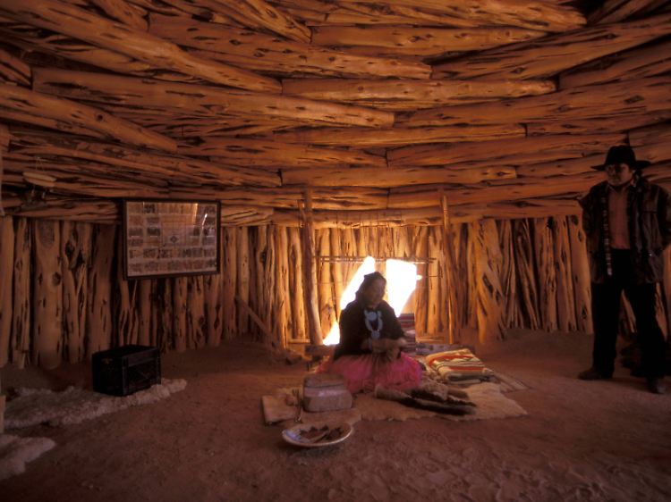 Eine Indianerin demonstriert traditionelle Handwerkstechniken in einem Hogan im Monument Valley, Arizona.