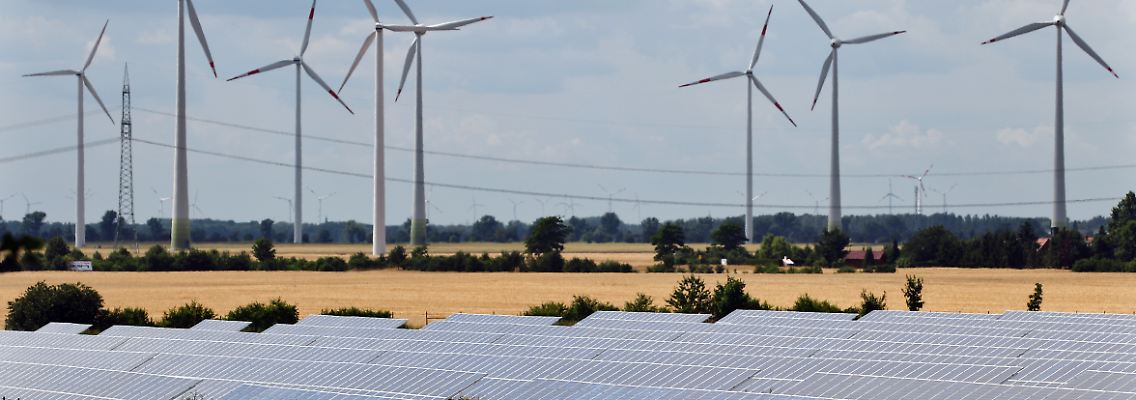 Windkraft- und Solaranlage bei Bitterfeld-Wolfen in Sachsen-Anhalt.