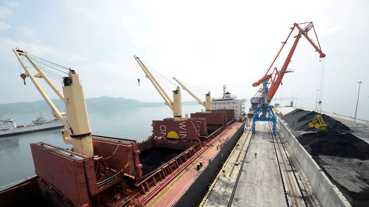 Im nordkoreanischen Hafen Rajin wird ein Frachter mit Kohle beladen. 