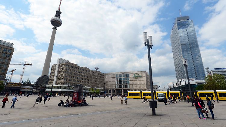 Der Alexanderplatz mit Alexander- und Berolinahaus, Kaufhaus Galeria Kaufhof und Hotel Park Inn (v.l.). Der Fernsehturm auf der anderen Seite des Bahnhofs steht nicht auf dem Alexanderplatz (wie oft irrtümlicherweise angenommen wird).
