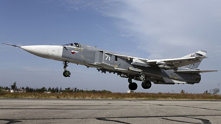 24 Meter lang und bis zu 44 Tonnen schwer: eine Su-24 beim Start am Stützpunkt Hamaimim nahe Latakia (Archivbild).