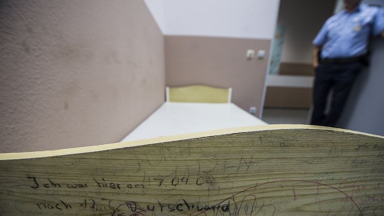 "Ich war hier" steht auf dem Bett einer Zelle. "Nach 12 Jahren Deutschland."