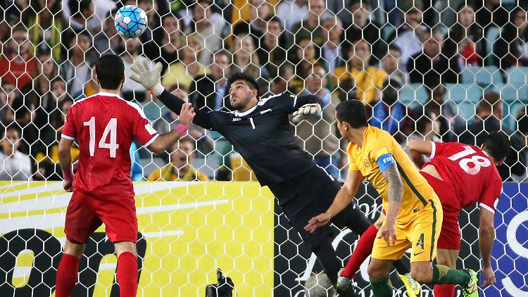 Treffer zum Glück - Tim Cahill sorgt dafür, dass Australien weiter von der WM träumen kann.