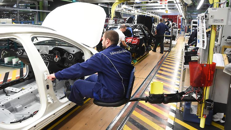 Schichtarbeiter sollen nach nach den Plänen der Gewerkschaft für die ersten fünf Freischichten einen Lohnausgleich erhalten.