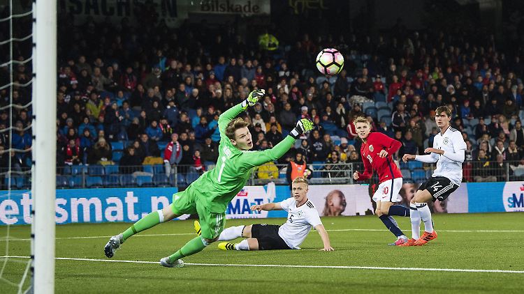 Martin Ödegaard (2.v.r.) trifft zum 2:1 für Norwegen.