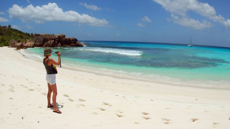 Strand der Seychellen: Ein Urlauber hat die Lungenpest aus Madagaskar in den Inselstaat Seychellen eingeschleppt. 