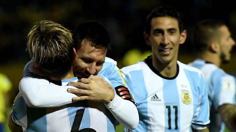 Lionel Messi umarmt Lucas Biglia unter den Augen Angel Di Marias nach seinem Tor zum 3:1 für Argentinien.