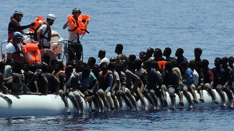 Die Zahl der Migranten, die über die zentrale Mittelmeerroute in Italien eintreffen, ist um etwa 50 Prozent gesunken.