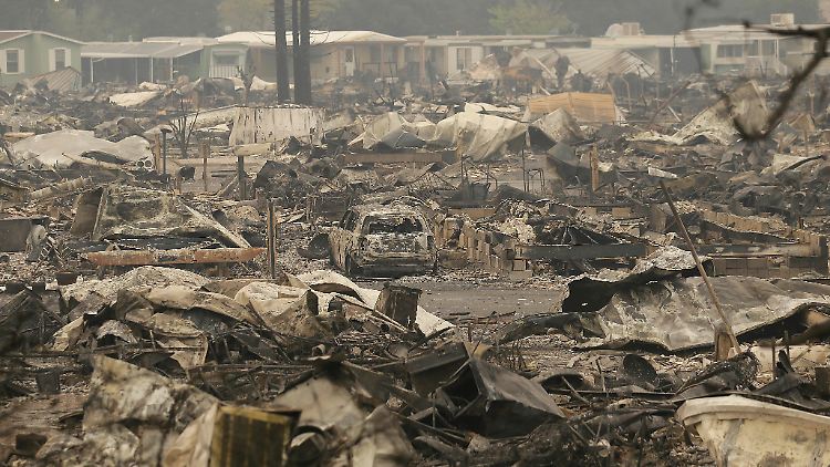 Apokalyptische Bilder aus Santa Rosa: In der rund 175.000 Einwohner zählenden Stadt wurde eine Ausgangssperre verhängt, um Plünderungen zu verhindern.