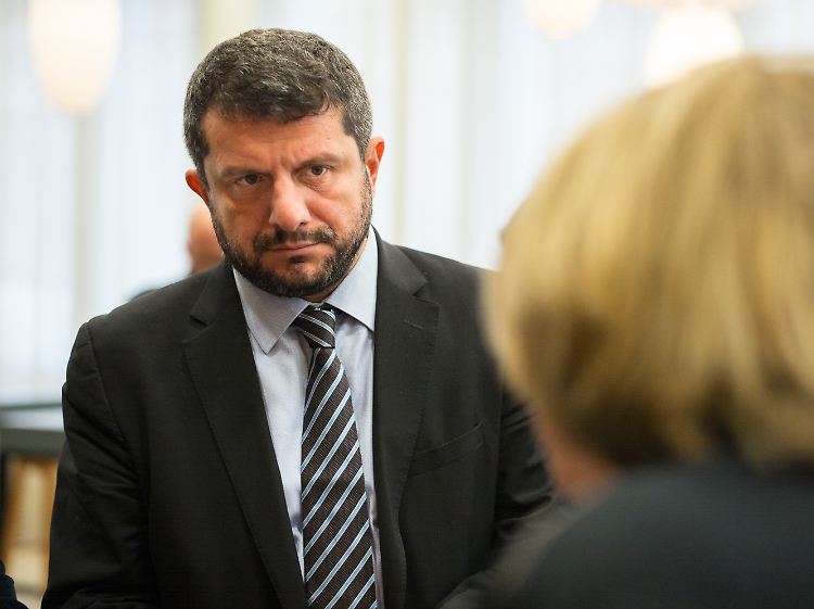 Ernstes Gespräch: Der Menschenrechtsanwalt Atalay unterhält sich am Rande einer Veranstaltung der Friedrich-Naumann-Stiftung mit der FDP-Politikerin Sabine Leutheusser-Schnarrenberger.
