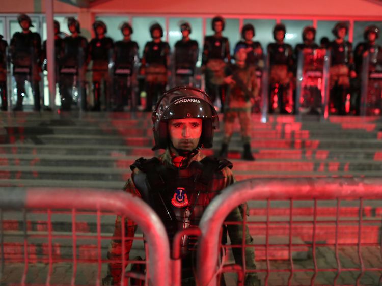 Polizeiaufgebot vor dem Cumhuriyet-Prozess. Ahmet Şık hat für das altehrwürdige Blatt geschrieben. Die Redaktion gilt heute als eine der letzten unabhängigen Institutionen in der Türkei.