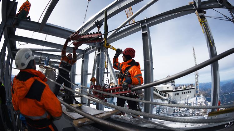 Das Tragseil für die neue Seilbahn wird auf der Zugspitze bei Grainau (Bayern) eingezogen und gesichert. (Bild vom 4. Oktober)