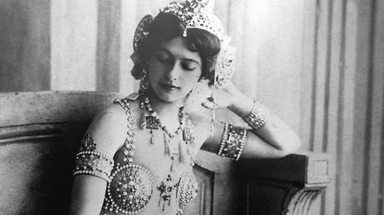 Nach gescheiterter Ehe mit einem Kolonialoffizier erfindet sich Margaretha Zelle neu: als javanische Prinzessin "Mata Hari".