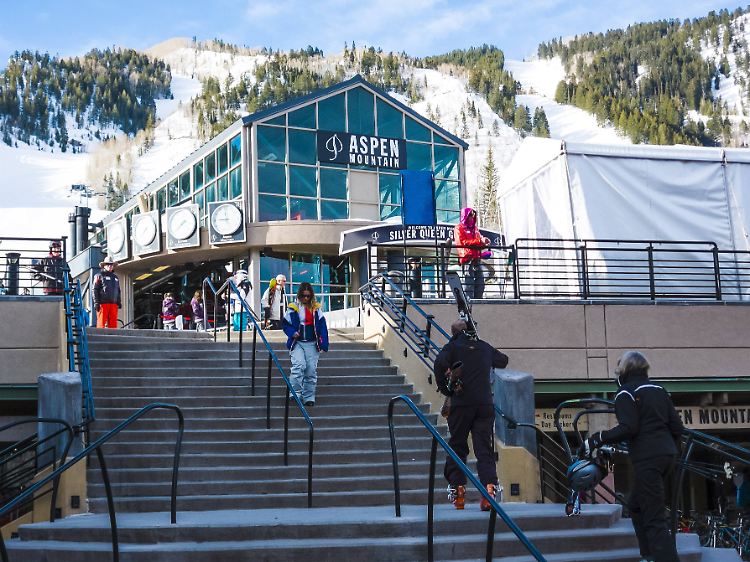 Talstation der Seilbahn für Skifahrer und Snowboarder am Aspen Mountain.