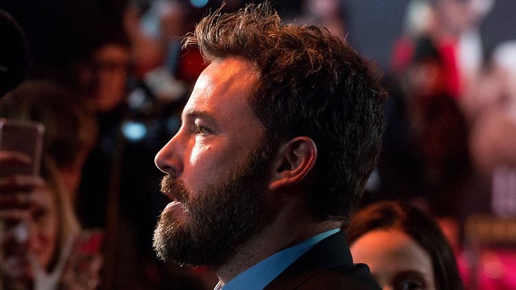 Schauspielerin Hilarie Burton sagt, er habe ihr in die Brust gekniffen: Ben Affleck.