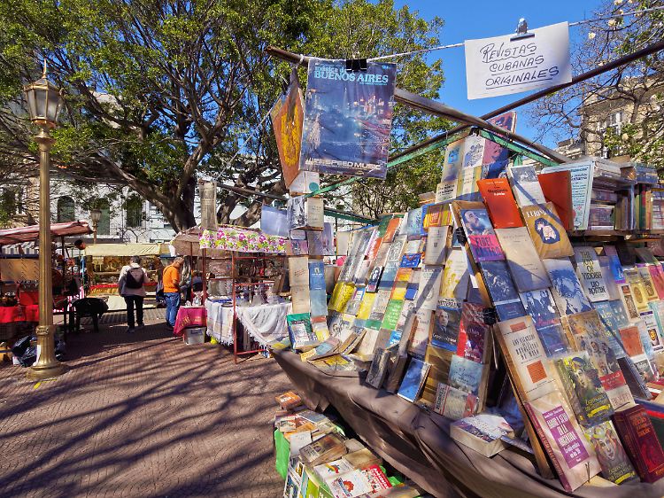 Feria De San Telmo: Auf dem Markt gibt es alles - von Klamotten bis Laptop-Taschen.