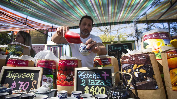 Teehändler auf einem Markt in Buenos Aires.