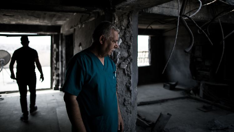 Hassan Ibrahim, Leiter des Allgemeinen Krankenhauses, betrachtet ein zerstörtes Stockwerk der Einrichtung.
