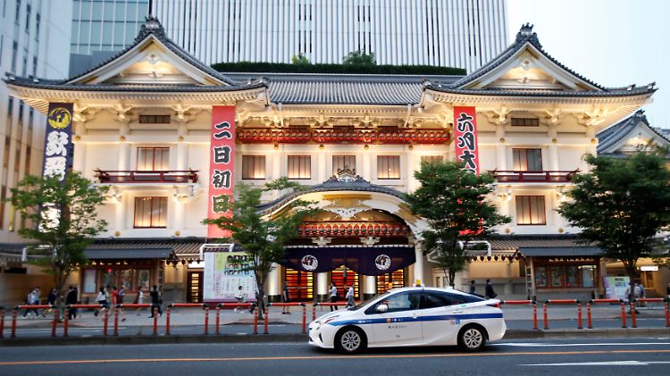 Straßenszene in Tokio: Ein Hybrid-Taxi von Toyota fährt vor dem Kabuki-Theater vor.