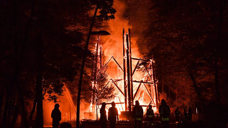 Die Feuerwehrleute konnten den Holzbau nicht mehr vor dem Untergang bewahren.