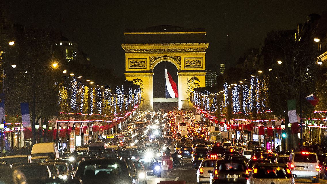 Dichter Verkehr auf der Avenue de Champs Élysées.