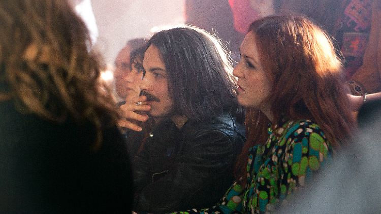 "Der rote Schatten" mit Wilhelm Jordan (Elias Popp. l) und Astrid Frühwein (Emma Jane) geht in die 1970er-Jahre zurück.
