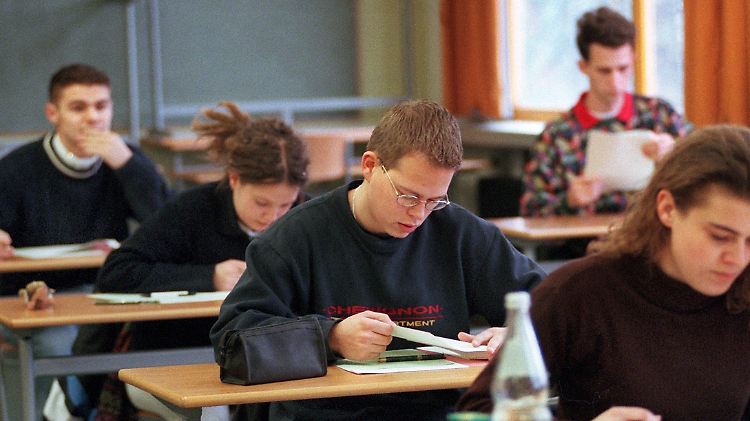 Schüler eines Gymnasiums  bei ihrer Abiturprüfung im 13. Schuljahr.