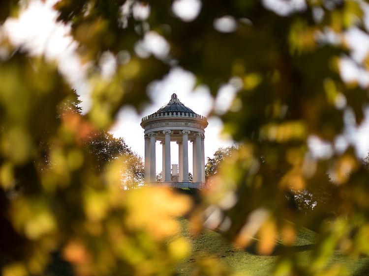 Am Wochenende dürfte es in Deutschlands Parks wie hier im Englischen Garten in München voll werden.