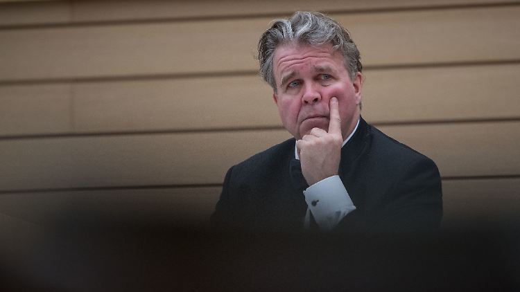 Heinrich Fiechtner hielt eine Rede für die Gesundheitskarte für Flüchtlinge - entgegen dem Standpunkt seiner Fraktion. Das hatte Konsequenzen.