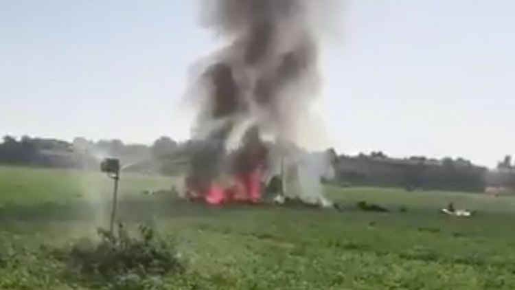 Flammen, Rauch und Flugzeugteile: Der Eurofighter stürzte auf ein Feld.