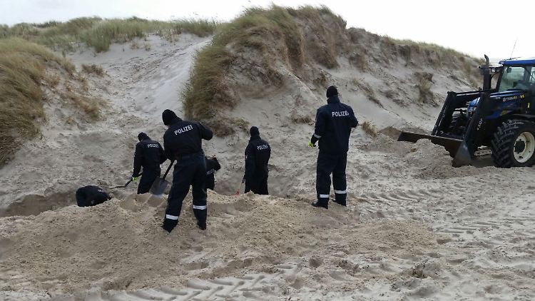 In Begleitung seines Anwalts zeigte der verdächtige Amrumer den Suchkräften den Ort der Leiche.