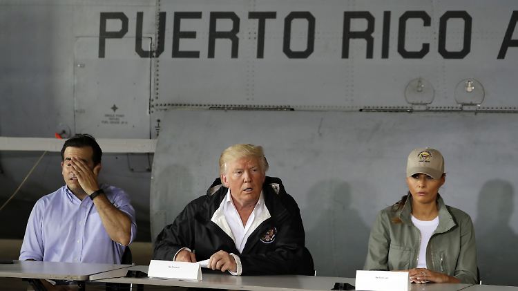 Trump mit Puerto Ricos Gouverneur Ricardo Rossello und First Lady Melania.