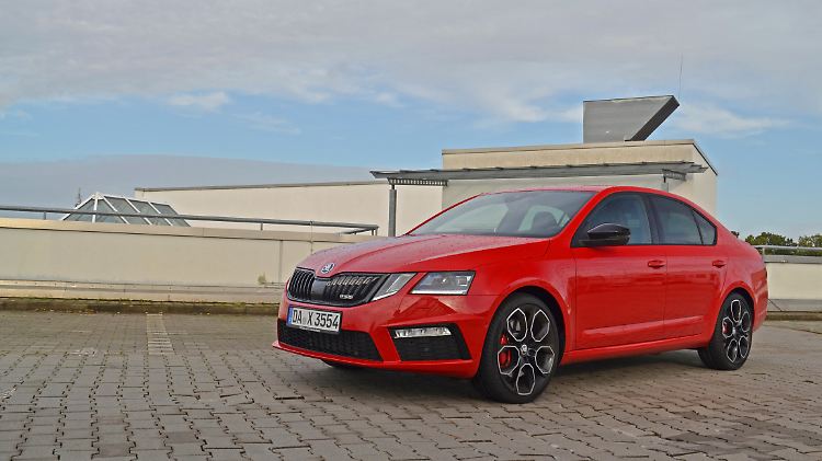Keine Frage, in Corrida-Rot fällt der Skoda Octavia RS 245 ins Auge.