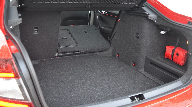 Der Kofferraum ist mit 590 Litern richtig groß. Beim Umklappen der Rücklehne entsteht baubedingt bei der Limousine eine Kante.
