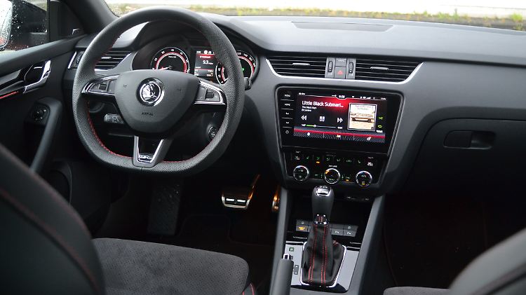 Natürlich gehören im Skoda Octavia RS 245 auch rote Ziernähte und das abgeflachte Sportlenkrad zur Ausstattung dazu.