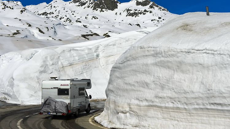 Wohnmobil auf der Passtrasse über den Gotthardpass.