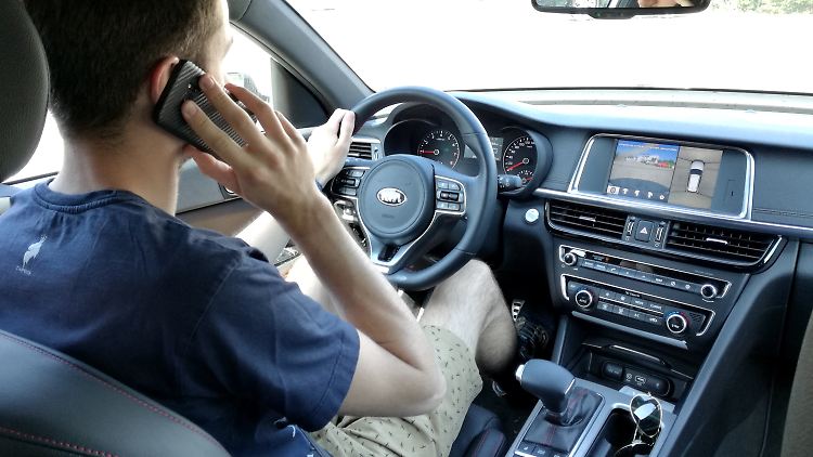 Die Handynutzung am Steuer ist verboten und wird inzwischen mit 200 Euro Bußgeld belegt. Kein Wunder, dass die Polizei an einem Mobilfunk-Detektor Interesse hat.