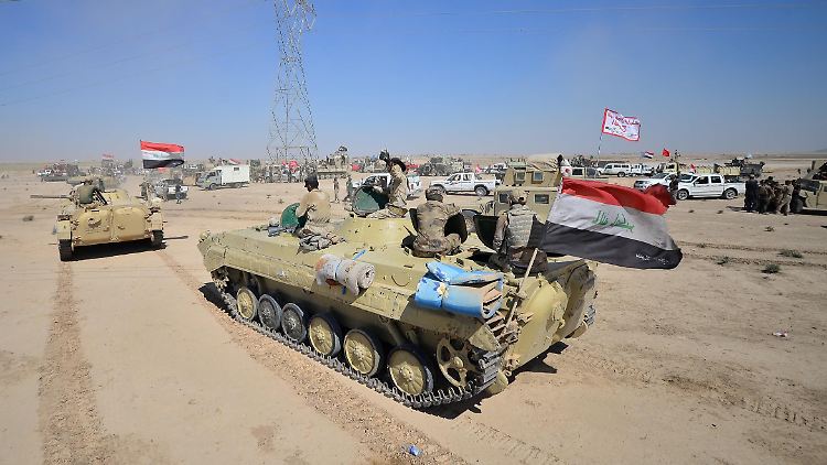 Irakische Panzer rollen auf Hawija in der Provinz Kirkuk zu. 