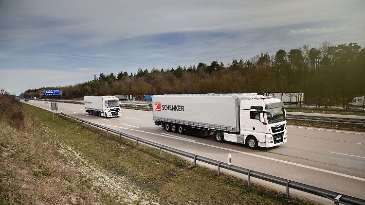 Platooning nennt sich die Technik, bei der zwei LKW hintereinander fahren, aber nur einer mit einem Fahrer besetzt ist.