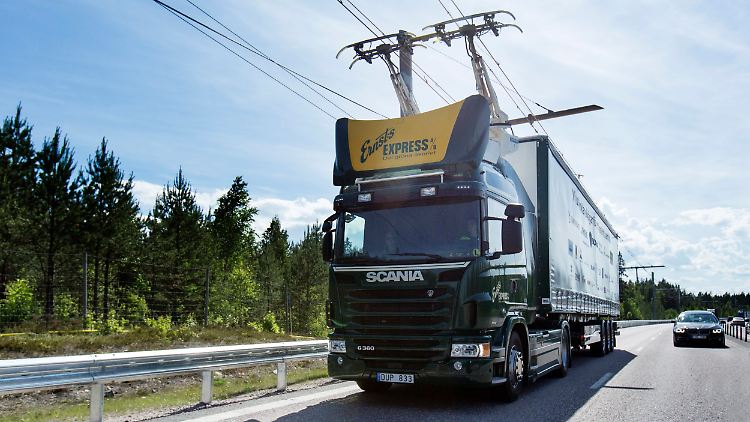 Diese Technik von Scania erinnert an die Oberleitungsbusse, die einst in den Städten fuhren und dann abgeschafft wurden.
