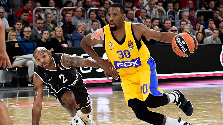Ricky Hickman (l.) und seine Bamberger brechen gegen Tel Aviv dramatisch ein.