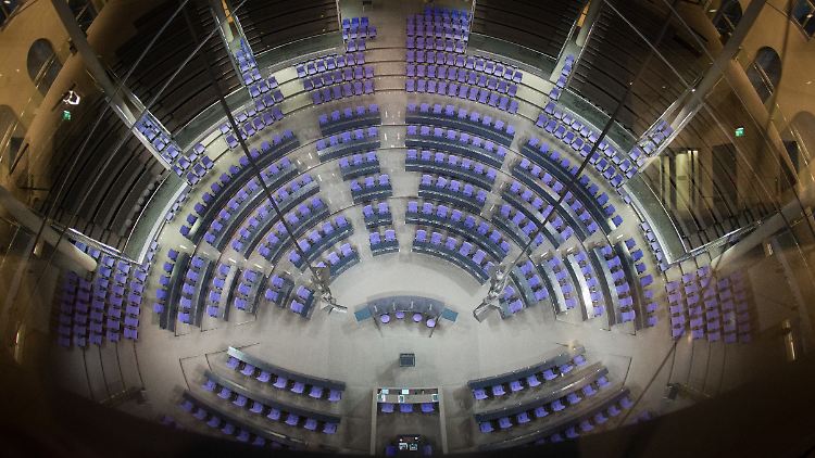 Die Bestuhlung im Reichstag wird umgebaut.
