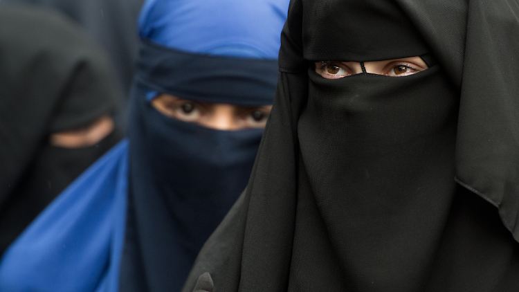 Sollten die Schweizer für ein Verhüllungsverbot stimmen, wäre auch das Tragen eines Nikab verboten.