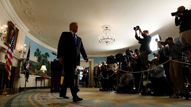 Nach seiner Ansprache zur Iran-Strategie verlässt Trump den Raum, der sonst für diplomatische Empfänge genutzt wird.