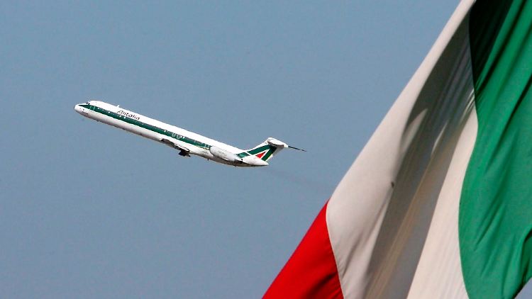 Die italienische Fluglinie steckt seit Jahren in der Krise und hielt sich wie Air Berlin nur mit Geldspritzen der arabischen Etihad in der Luft.